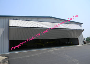 China Doppelplatten-hydraulisches Hangar-Tür-Oberleder, das industrielle Garagentoren mit harter Metallsandwich-Platte faltet fournisseur