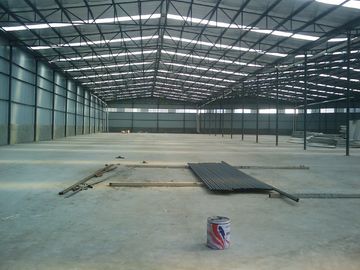 China Asphaltieren Sie Vor-ausgeführte errichtende Herstellung mit Stahlplatten-Wand-Dach fournisseur