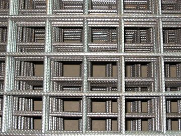 China Vor-ausgeführte Stahlgebäude-Ausrüstungen, gewellte quadratische Masche seismische Rebars 500E fournisseur