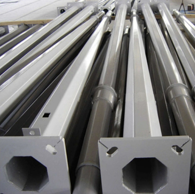 China Galvanisierte achteckiger hoher Mast-Pole-Stahllaternenpfähle fournisseur