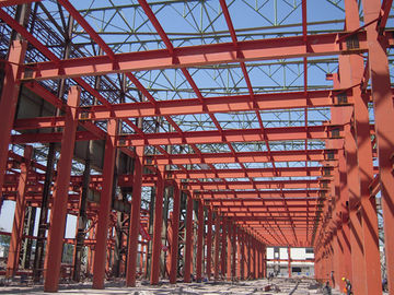 China PEB-Industrielle Stahlgebäude-Herstellung durch Arten des Form-Stahls fournisseur